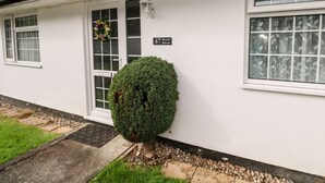Una casa blanca con puerta, ventana y buzón.