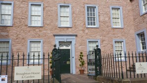 Un bâtiment historique sur lequel on peut lire l’inscription suivante : « Broughton House & Garden ».