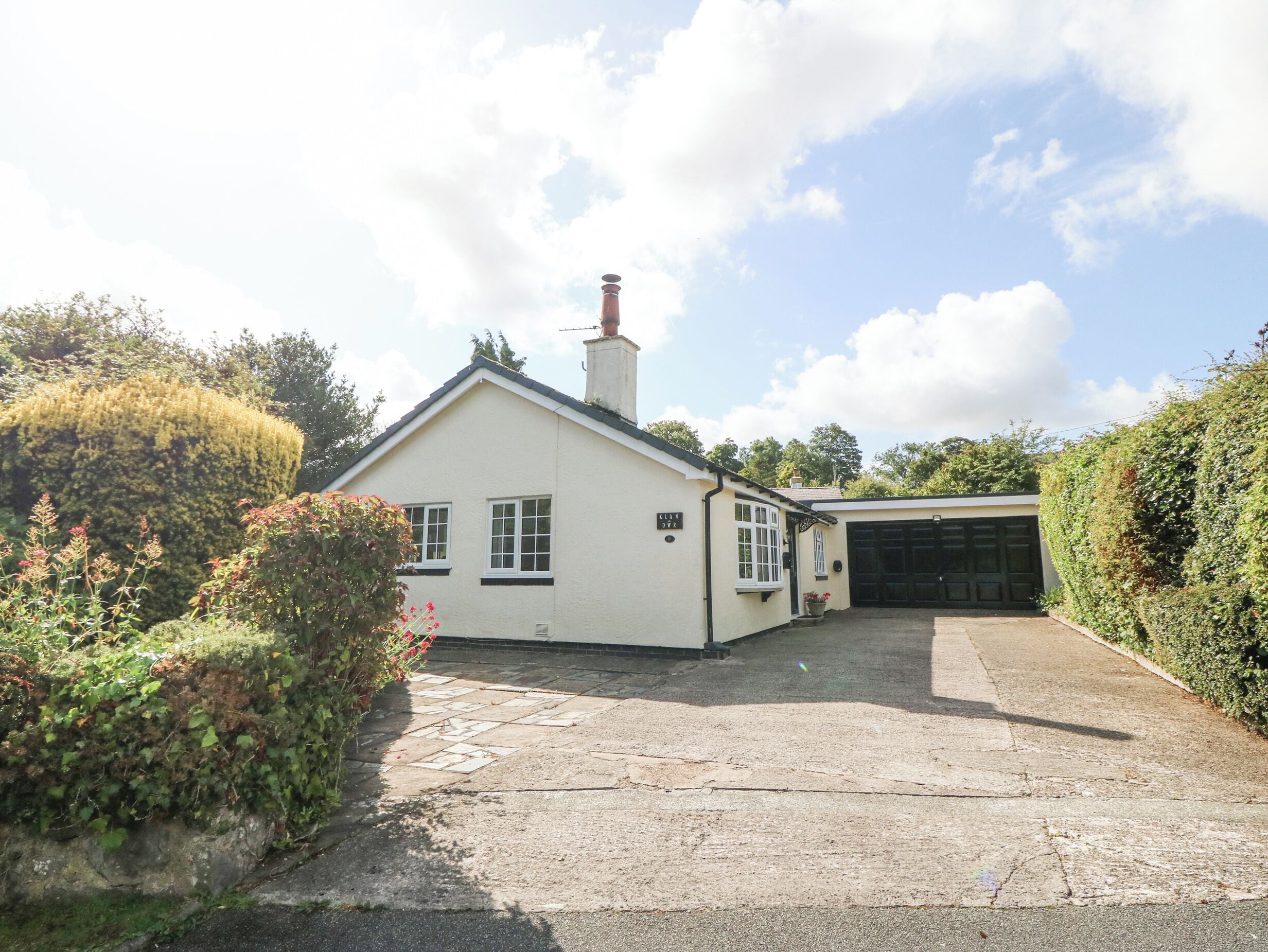 คอทเทจ | บริเวณภายนอก