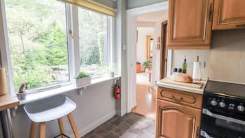Microondas, placa de cocina, silla alta para bebés, utensilios de cocina