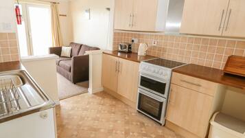 Cottage | Private kitchen | Fridge, microwave, cookware/dishes/utensils