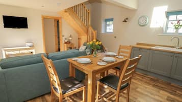 Cottage | Private kitchen | Dishwasher, cookware/dishes/utensils
