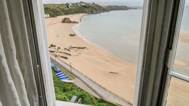 A beach with a rocky outcrop and a clear view of the sea. - Apartment 3 (Tenby)
