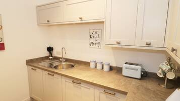 Cottage | Private kitchen | Fridge, microwave, stovetop, cookware/dishes/utensils