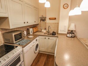 Cottage | Private kitchen | Stovetop, dishwasher, electric kettle, toaster - Juniper Cottage (Ambleside)