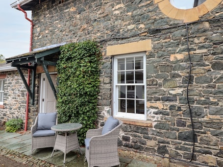 Cottage | Balcony. The Hayloft