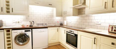 Småhus | Eget kjøkken | Mikrobølgeovn, kokeplater, oppvaskmaskin og vannkoker