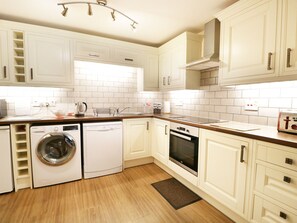 Cottage | Private kitchen | Microwave, stovetop, dishwasher, electric kettle - Bobbin Mill Cottage (Kendal)