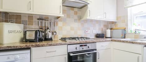 Cottage | Private kitchen | Dishwasher, electric kettle, toaster, high chair