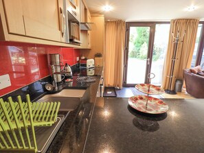 Cottage | Private kitchen | Dishwasher, cookware/dishes/utensils - Stonegarth Mews (Ambleside)