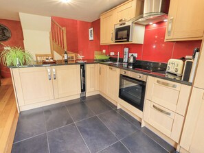Cottage | Private kitchen | Dishwasher, cookware/dishes/utensils - Stonegarth Mews (Ambleside)