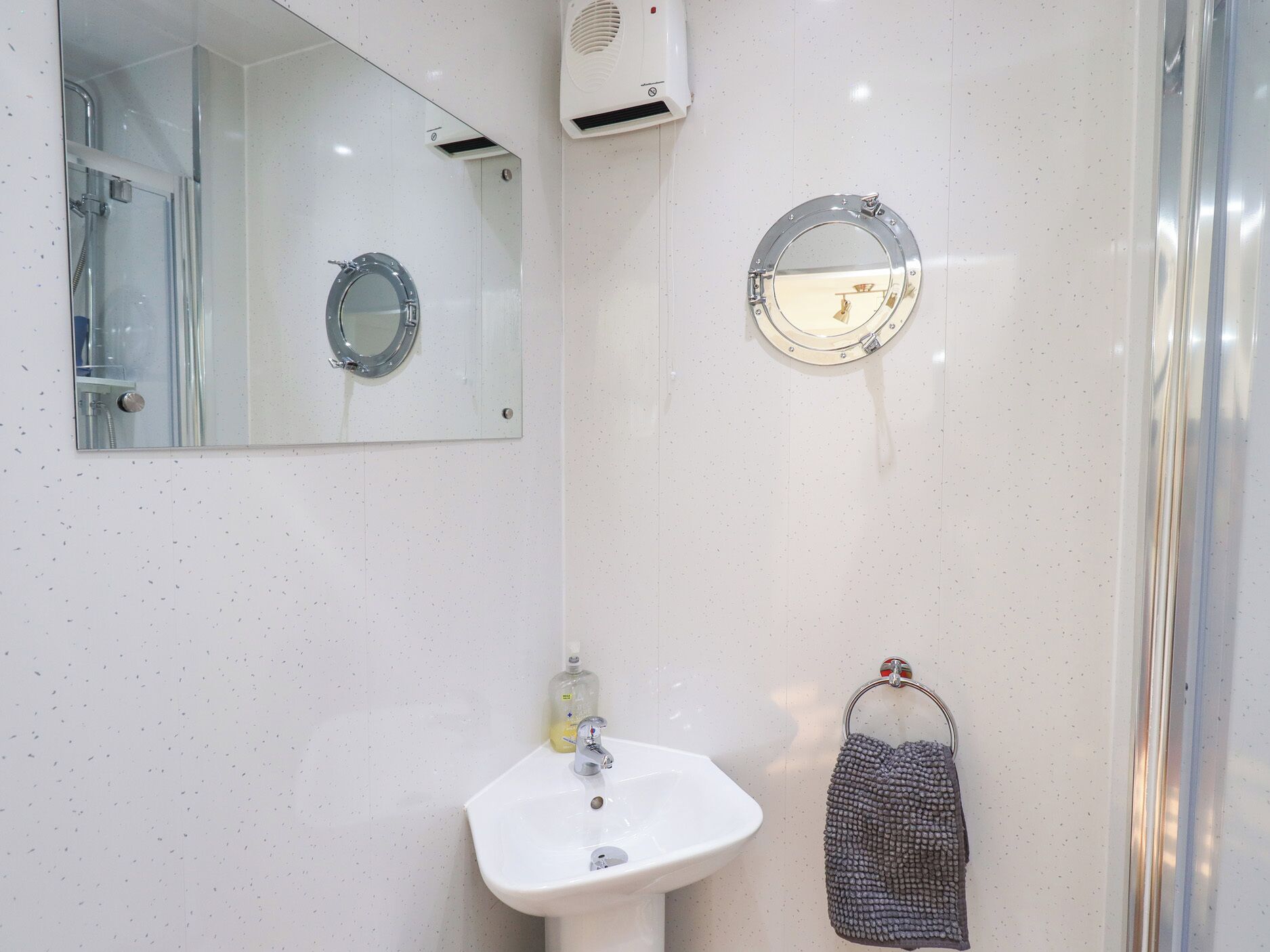 Cottage | Bathroom | Shower, hair dryer