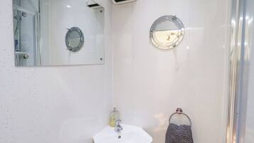 Cottage | Bathroom | Shower, hair dryer