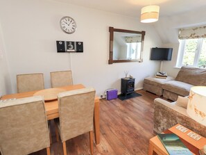 كوخ | منطقة المعيشة | تلفزيون، مشغل دي في دي