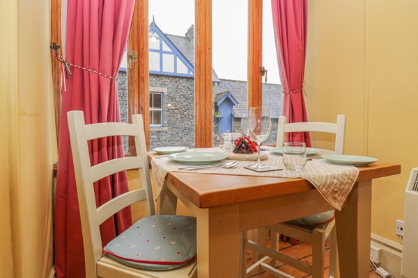 Cottage | Private kitchen | Microwave, stovetop, dishwasher, electric kettle