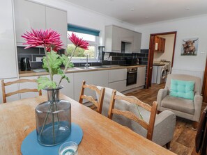 Cottage | Private kitchen | Microwave, stovetop, cookware/dishes/utensils - Blaenywawr (Lampeter)