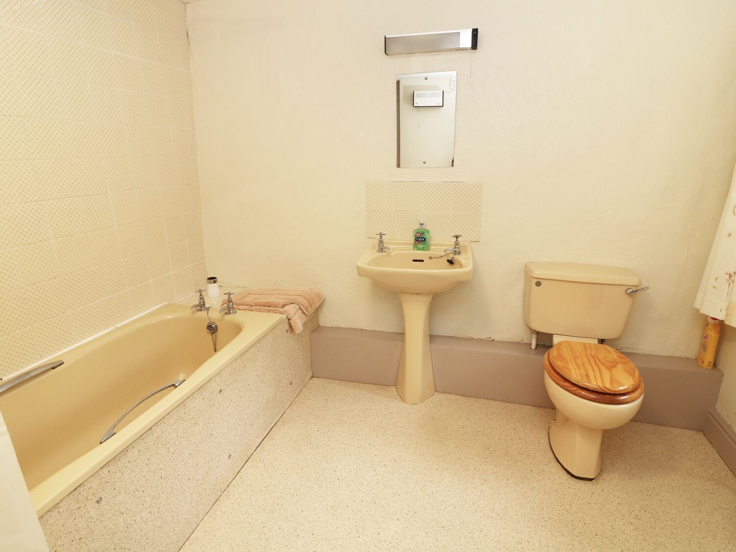 Une salle de bain avec une baignoire, un lavabo et des toilettes.