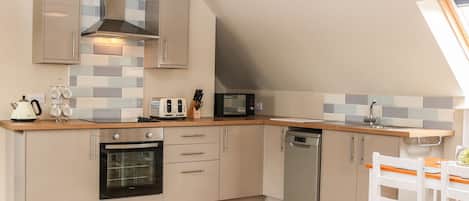 Microondas, placa de cocina, lavavajillas, utensilios de cocina
