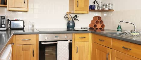 Cottage | Private kitchen | Fridge, microwave, stovetop, cookware/dishes/utensils