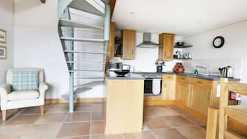 Cottage | Private kitchen | Fridge, microwave, stovetop, cookware/dishes/utensils