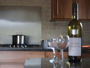 Cottage | Private kitchen | Fridge, dishwasher, cookware/dishes/utensils - Boavista (Carnforth)