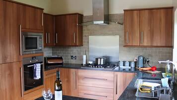 Cottage | Private kitchen | Fridge, dishwasher, cookware/dishes/utensils