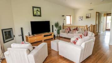 Cottage | Living area | Fireplace