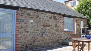 Un bâtiment en pierre avec une enseigne portant l’inscription « MILLER’S » et une porte.
