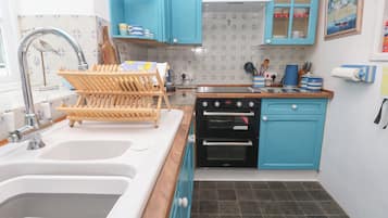 Cottage | Private kitchen | Fridge, microwave, stovetop, cookware/dishes/utensils