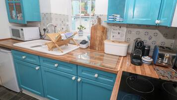 Cottage | Private kitchen | Fridge, microwave, stovetop, cookware/dishes/utensils