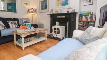 Cottage | Living area | TV