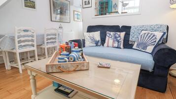 Cottage | Living area | TV