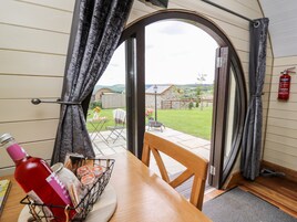 Cottage | Private kitchen | Fridge, microwave, stovetop, dishwasher