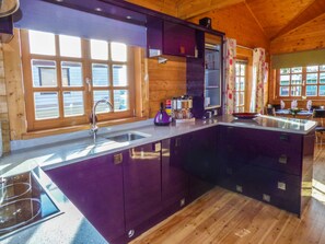 Cottage | Private kitchen | Microwave, stovetop, dishwasher, cookware/dishes/utensils - St Hilda's Lodge (Saltburn-by-the-Sea)