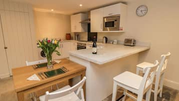 Cottage | Private kitchen | Fridge, microwave, stovetop, dishwasher