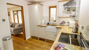 Cottage | Private kitchen | Fridge, microwave, stovetop, dishwasher