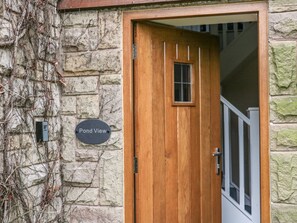 Cottage | Interior - Pond View (Mansfield)