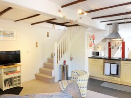 Cottage | Private kitchen | Microwave, stovetop, cookware/dishes/utensils