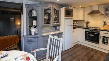 Cottage | Private kitchen | Fridge, microwave, stovetop, dishwasher