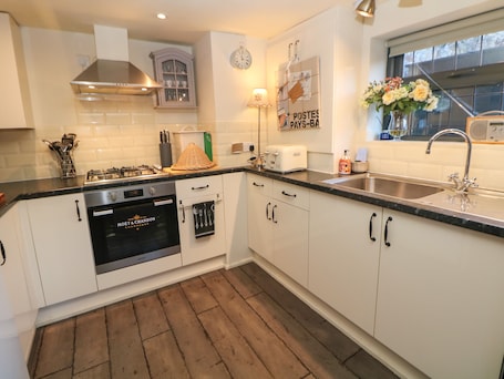 Refrigerador, microondas, placa de cocina, lavavajillas