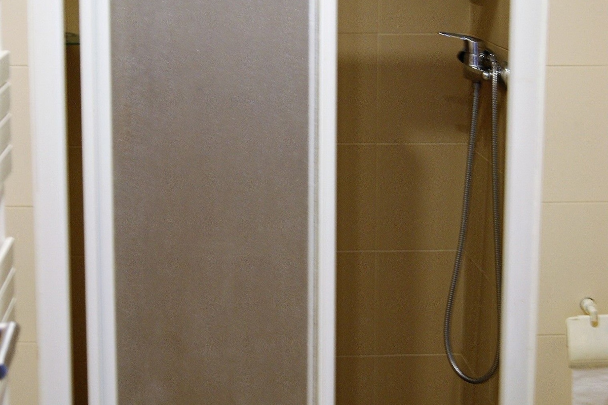 Kylpyhuone | Suihku, ilmaiset hygieniatuotteet, hiustenkuivaaja, pyyhkeet