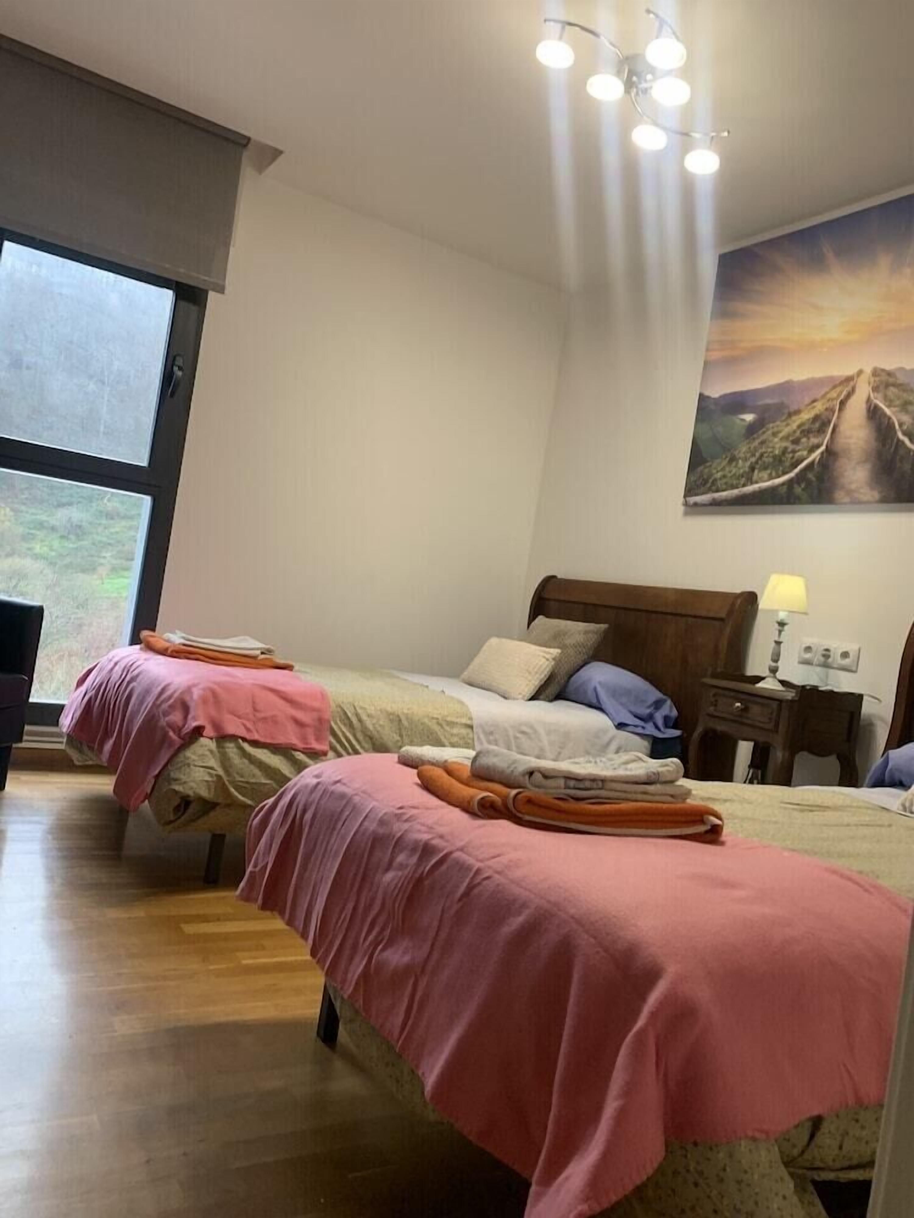 Luxe beddengoed, verduisterende gordijnen, geluiddichte muren