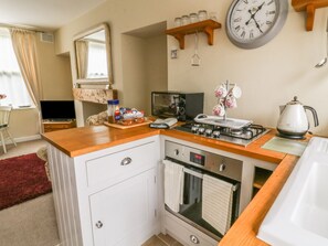 ChaumiÚre | Cuisine privée | Réfrigérateur, four à micro-ondes, surface de cuisson, chaise haute