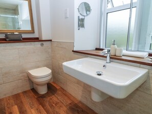 Cottage | Badkamer | Een douche