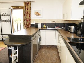 Cottage | Private kitchen | Fridge, microwave, stovetop, dishwasher - View The Gallery (Okehampton)
