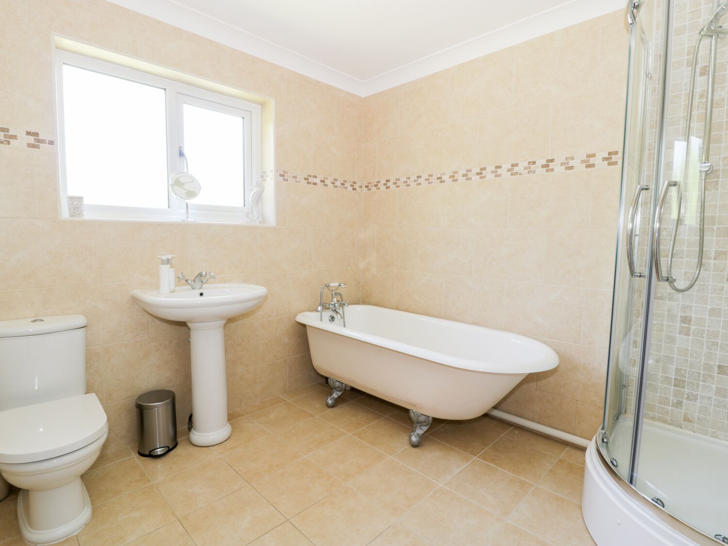 Un baño con inodoro, lavabo, bañera y ducha.