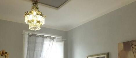 Habitación triple Deluxe | Escritorio, wifi gratis y ropa de cama