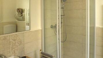 Tripla Economy (basement level) | Bagno | Set di cortesia gratuito, asciugacapelli, bidet, asciugamani