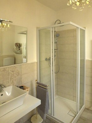 Economy Triple Room (basement level) | Bilik Mandi | Kelengkapan dandanan diri percuma, pengering rambut, bidet 