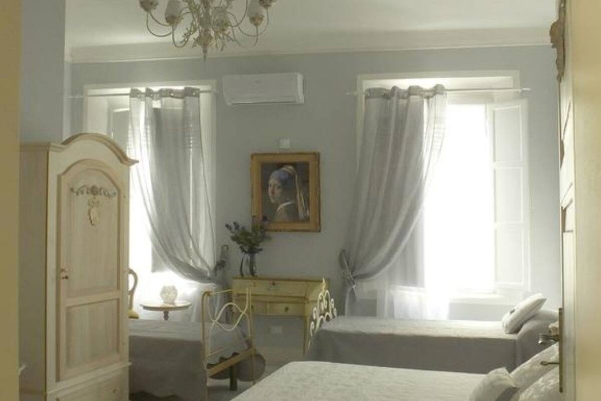 Chambre Quadruple Deluxe | Bureau, Wi-Fi gratuit, draps fournis